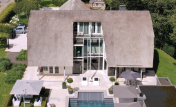 Blick von oben auf das Wohnhaus und den davor liegenden Pool.