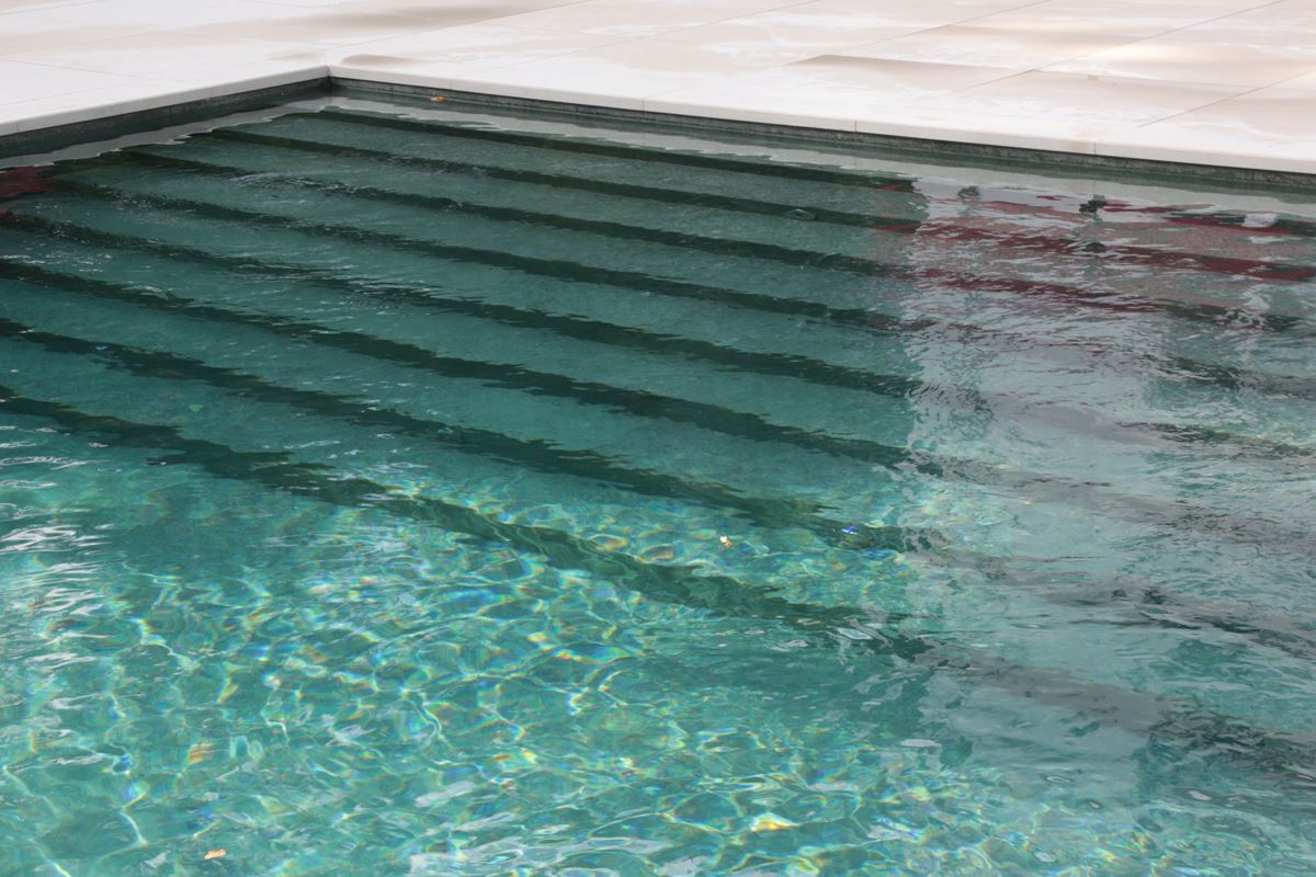 Treppenanlage im Pool, die über die volle Beckenbreite reicht.