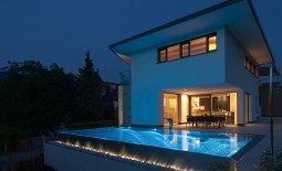 Der Pool mit blauer Beleuchtung.