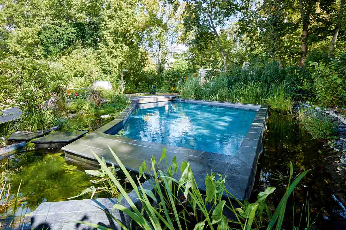 Ein Outdoor-Pool mit freier Beckenform.