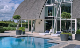 Architektonische Verlängerung des Daches zur Terrasse hin.