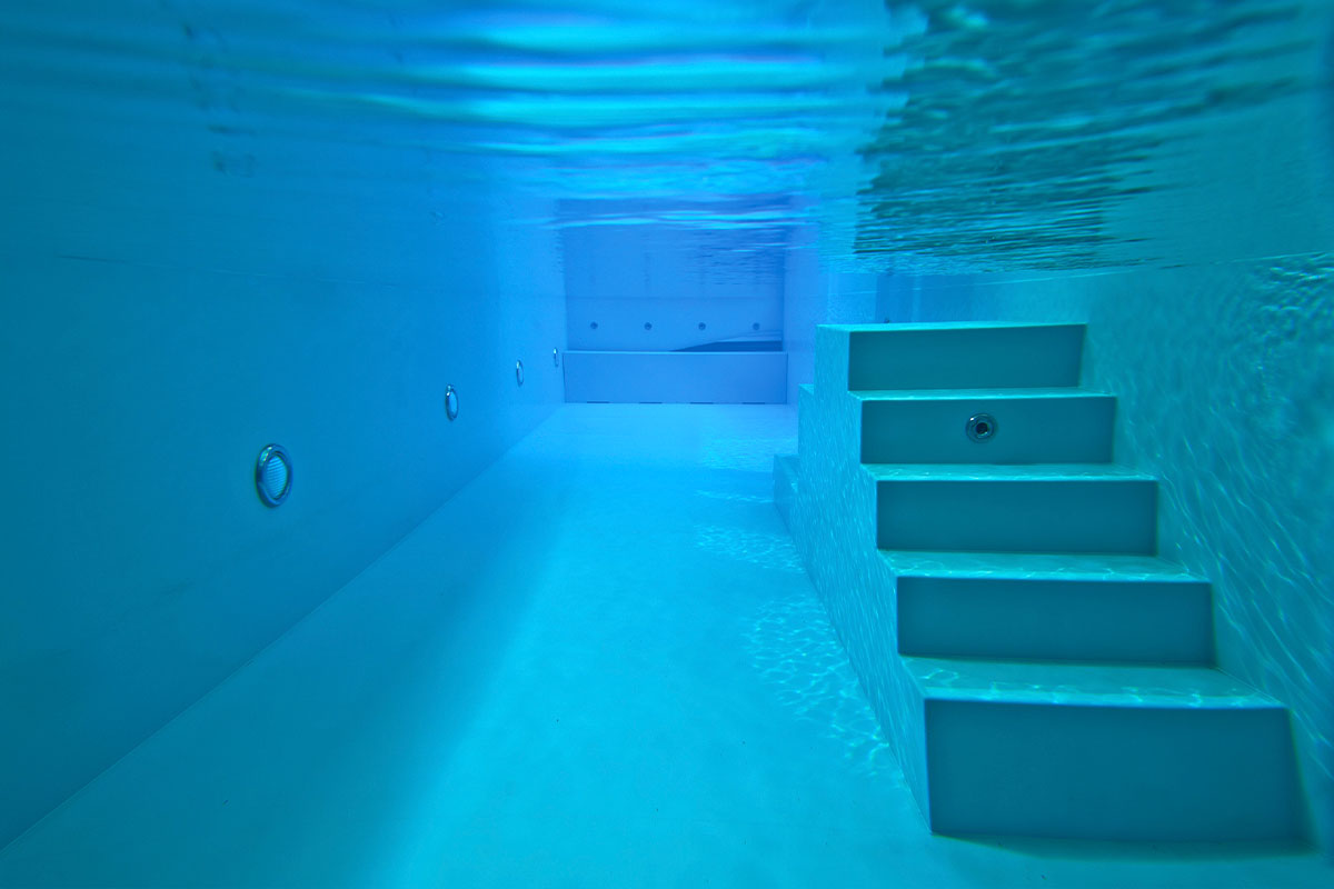 Unterwasseraufnahme in einem Pool mit Einstiegstreppe.
