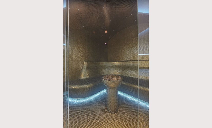 Das Dampfbad mit Glasfront.