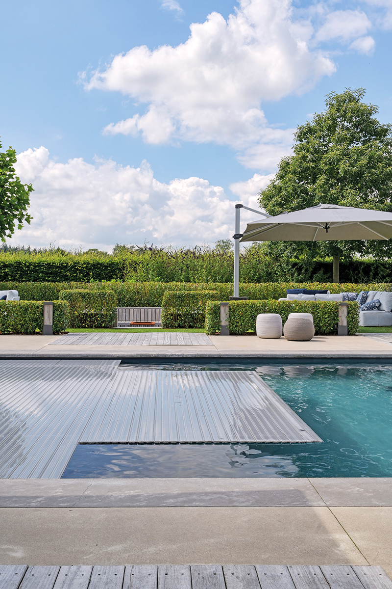 Die Rollladenabdeckung, die den Pool bei Nichtgebrauch abdeckt.