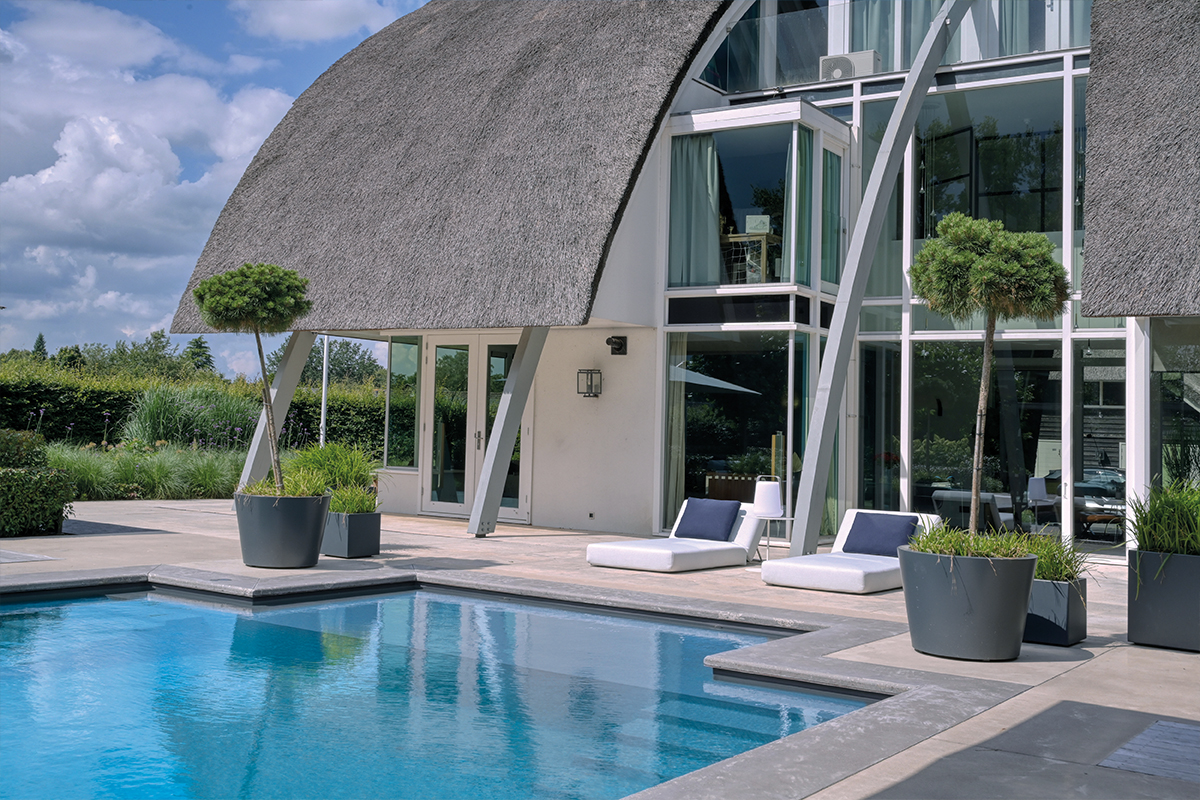 Architektonische Verlängerung des Daches zur Terrasse hin.