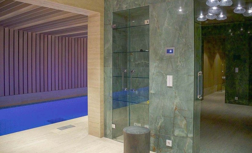 Der Duschbereich in einer Schwimmhalle.