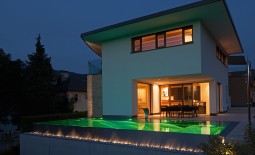 Der Pool mit grüner Beleuchtung.
