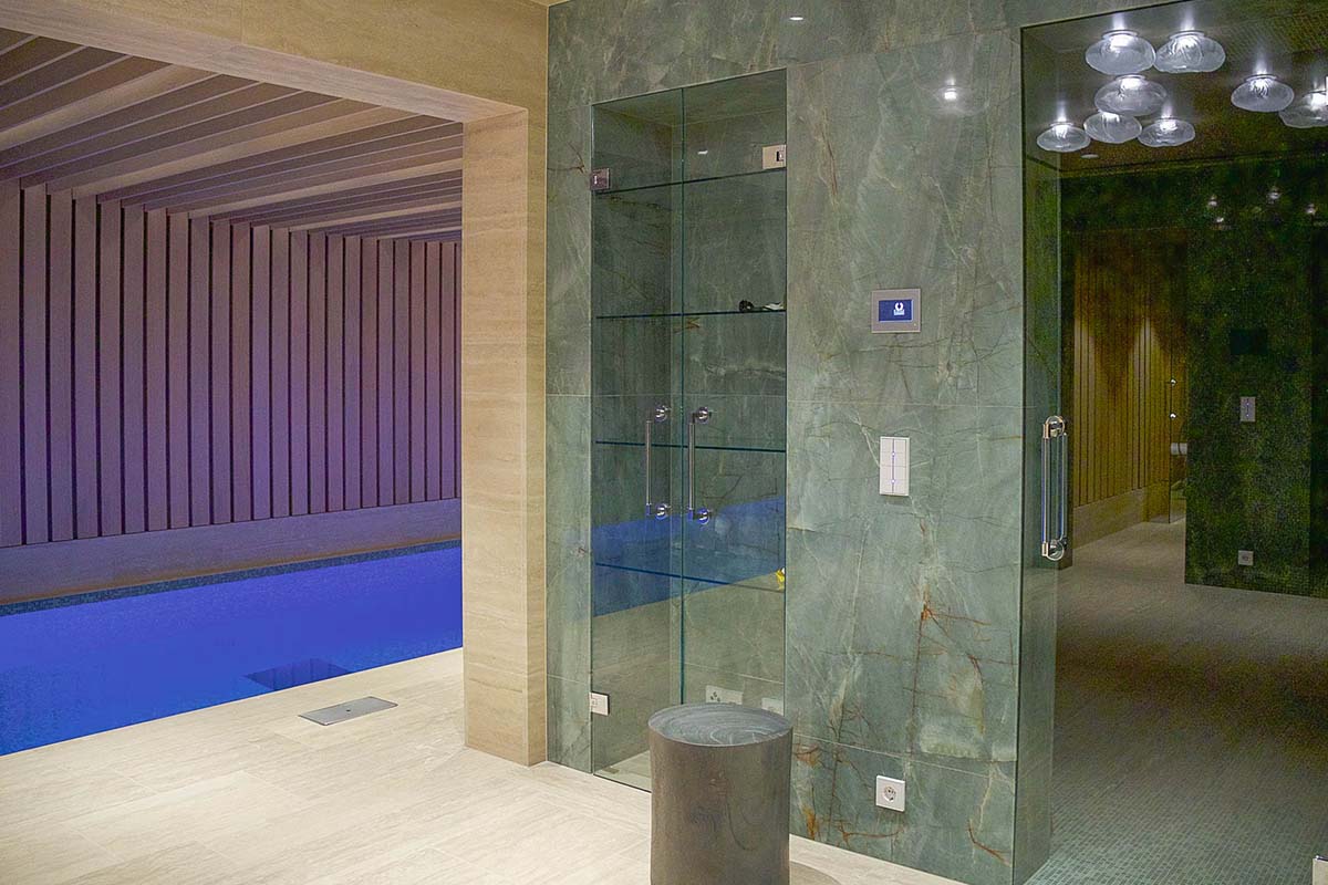Der Duschbereich in einer Schwimmhalle.