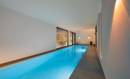 Ein langer Indoor-Pool mit ecoFinish-Beschichtung.