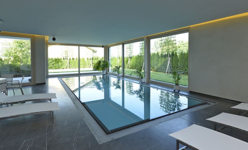 Ein rechteckiger Indoor-Pool.