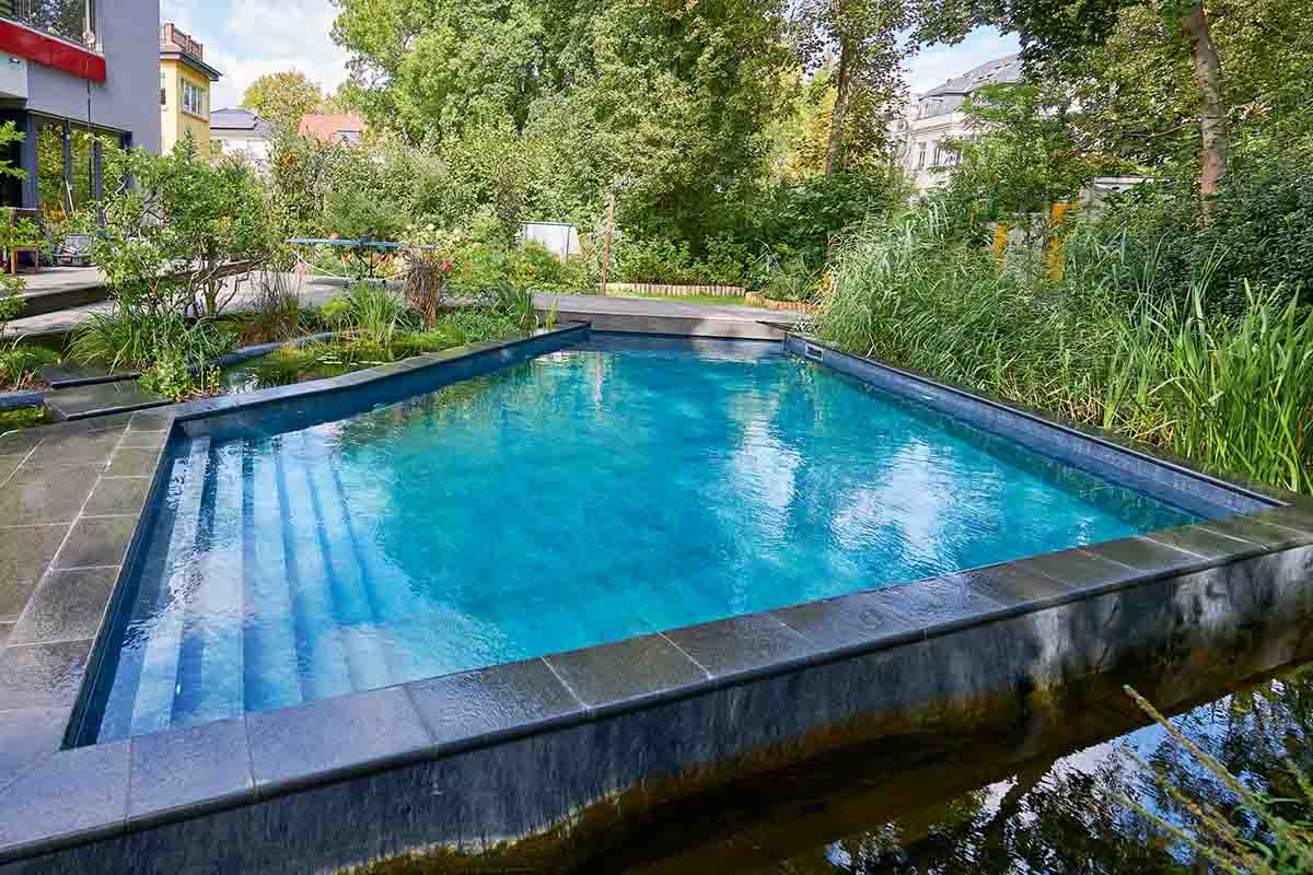 Ein Outdoor-Pool mit Umrandung aus Naturstein.