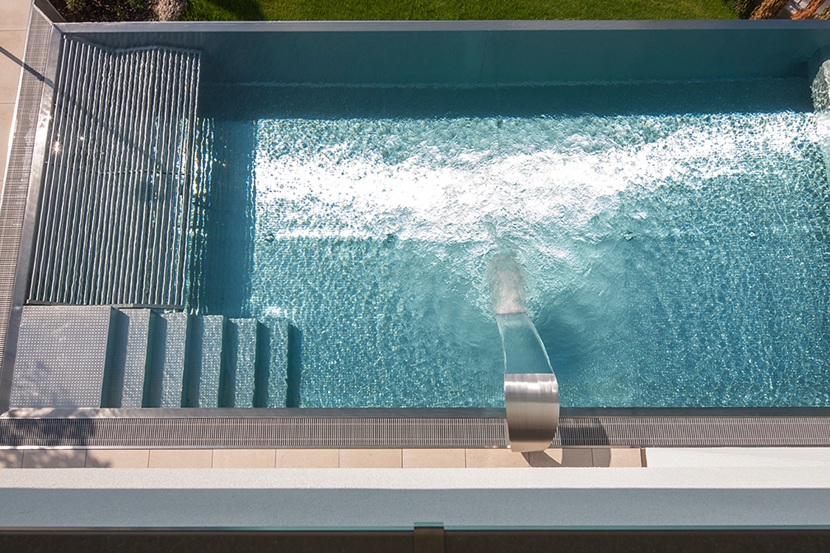 Pool mit Sprudelliege, Treppe und Schwalldusche - aufgenommen aus der Vogelperspektive.