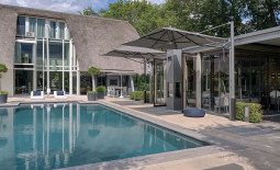 Terrassenbereich um den Pool und vor dem Wohnhaus.