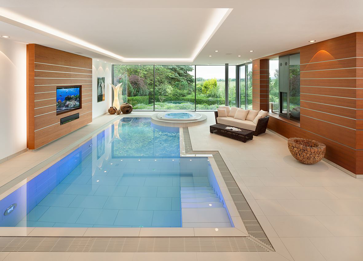 Schwimmhalle mit Indoor-Pool und Whirlpool.