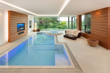 Schwimmhalle mit Indoor-Pool und Whirlpool.