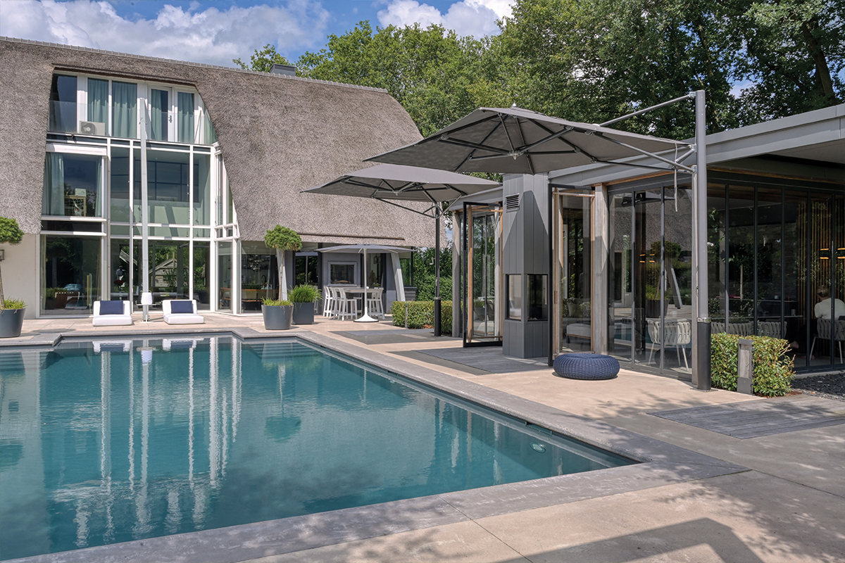 Terrassenbereich um den Pool und vor dem Wohnhaus.